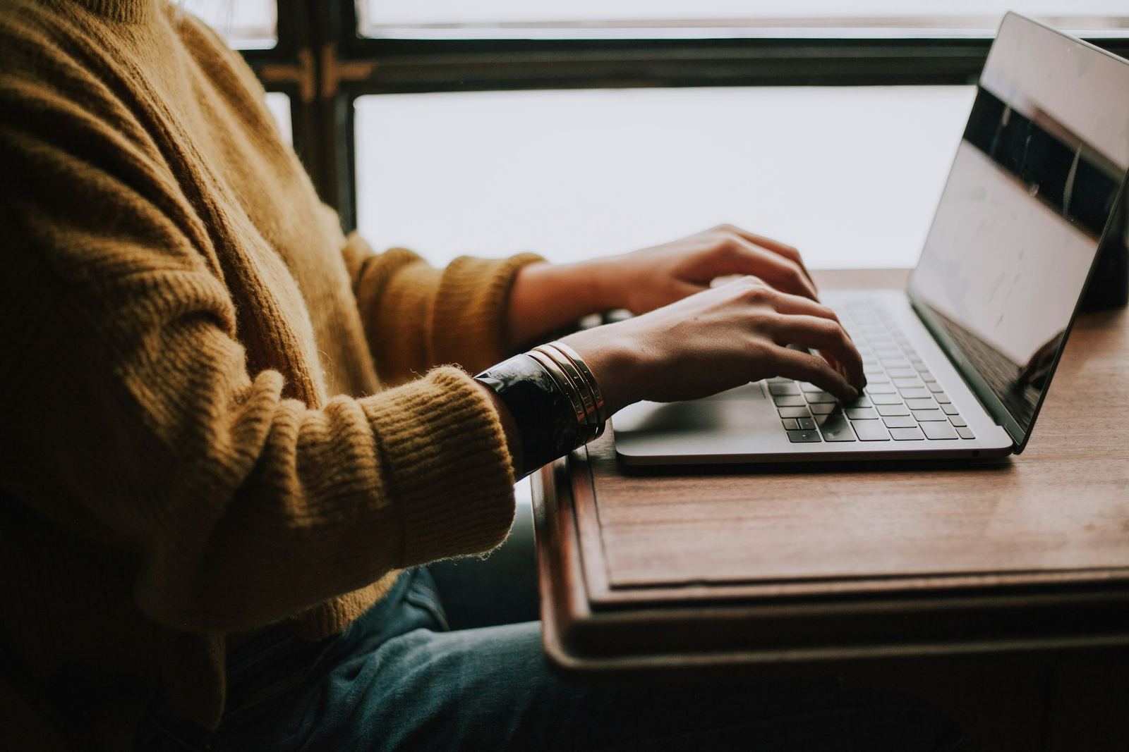Dizüstü bilgisayarda online başvuru formu dolduran bir kişi
